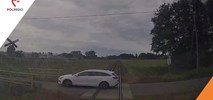 Niebezpieczne zdarzenie na przejeździe tuż przed pociągiem POLREGIO