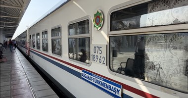 Koleją przez Turkmenistan. Marmurowe dworce i wagony z ZSRR