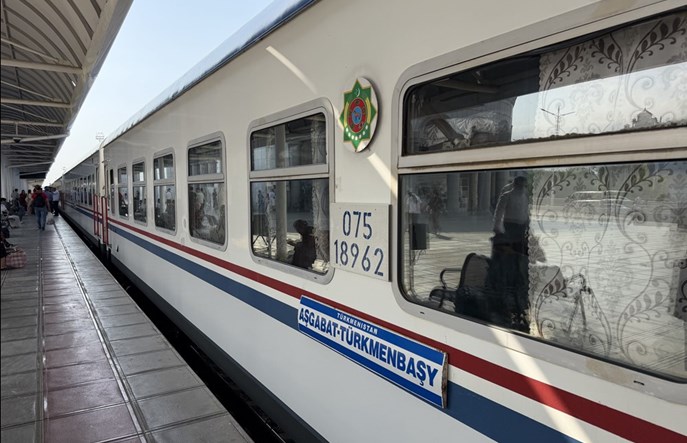 Koleją przez Turkmenistan. Marmurowe dworce i wagony z ZSRR