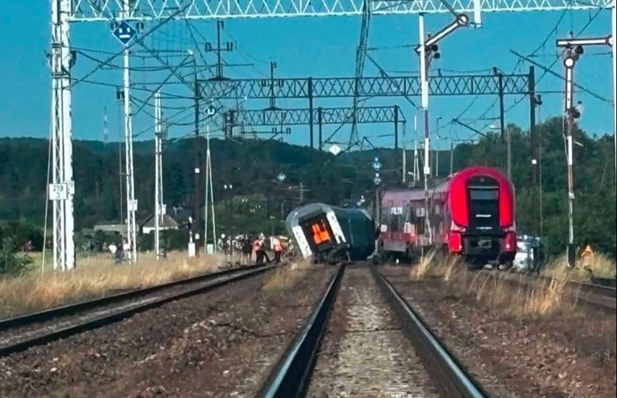Białośliwie. Zderzenie składów POLREGIO i PKP Intercity