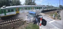 Bieniewice. Dostawczak utknął między rogatkami, machanie nie zatrzymało pociągu (wideo)