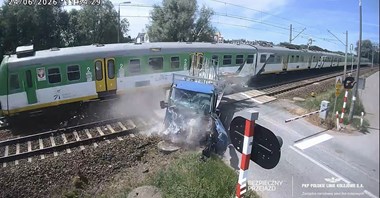 Bieniewice. Dostawczak utknął między rogatkami, machanie nie zatrzymało pociągu (wideo)