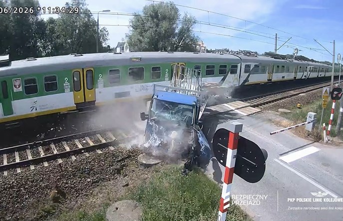 Bieniewice. Dostawczak utknął między rogatkami, machanie nie zatrzymało pociągu (wideo)