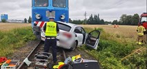 Kiszkowo. Samochód wjechał w pociąg towarowy, kierowca nie żyje 