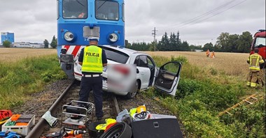 Kiszkowo. Samochód wjechał w pociąg towarowy, kierowca nie żyje 