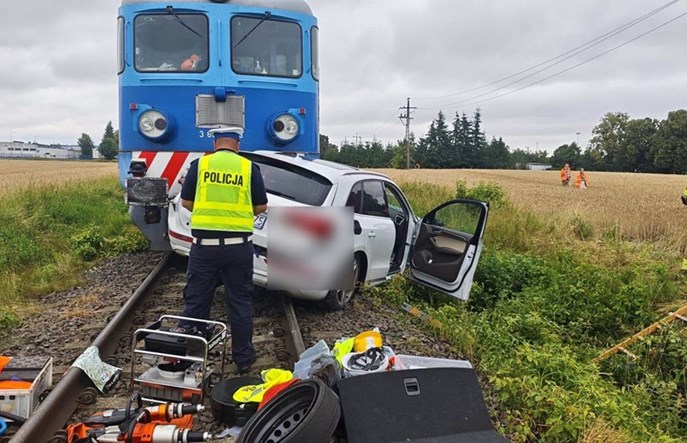 Kiszkowo. Samochód wjechał w pociąg towarowy, kierowca nie żyje 