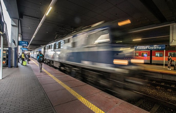 PLK podsumowuje upały - setki godzin opóźnień i odwołane pociągi