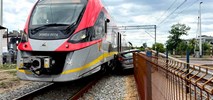 Radomsko. Zderzenie osobówki z pociągiem na przejeździe kolejowym