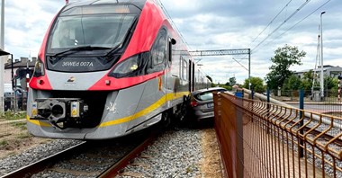 Radomsko. Zderzenie osobówki z pociągiem na przejeździe kolejowym
