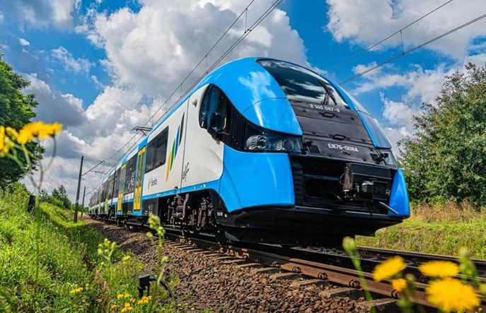 Raźniej i taniej – tak jeździ się pociągami Kolei Śląskich w grupie 