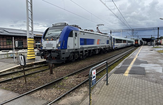 PKP Intercity tłumaczy się z punktualności i odwołań w upały
