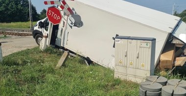 Zduńska Wola. Autem dostawczym w drezynę techniczną. Skoczyło się mandatem