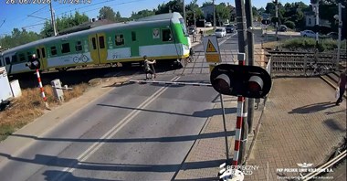 Boża Wola. Byłaby powtórka z Podkarpacia, hulajnogą wprost pod pociąg [wideo]