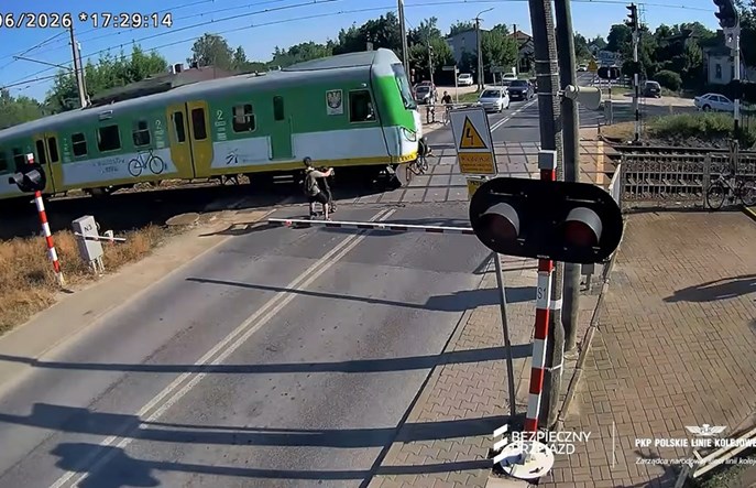 Boża Wola. Byłaby powtórka z Podkarpacia, hulajnogą wprost pod pociąg [wideo]