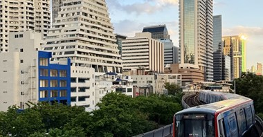Bangkok. Miejskie pociągi kursują między wieżowcami