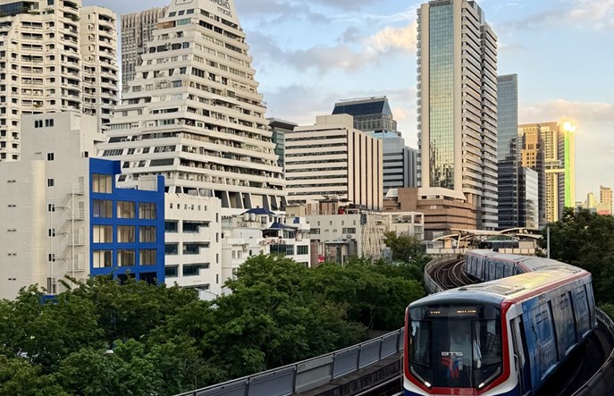 Bangkok. Miejskie pociągi kursują między wieżowcami