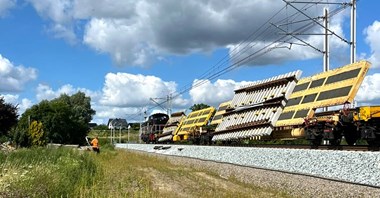 Skład gigant na kaszubskich torach! Przywiózł rozjazdy do Somonina