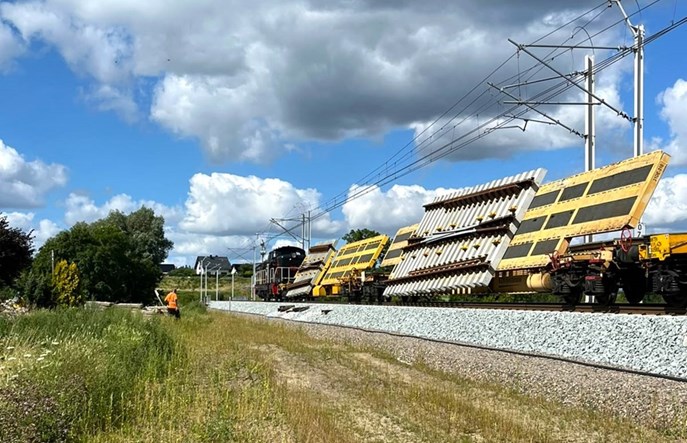 Skład gigant na kaszubskich torach! Przywiózł rozjazdy do Somonina