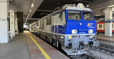Koziołek PKP Intercity już nie “hasa” Flirtem lecz wagonami z lokomotywą
