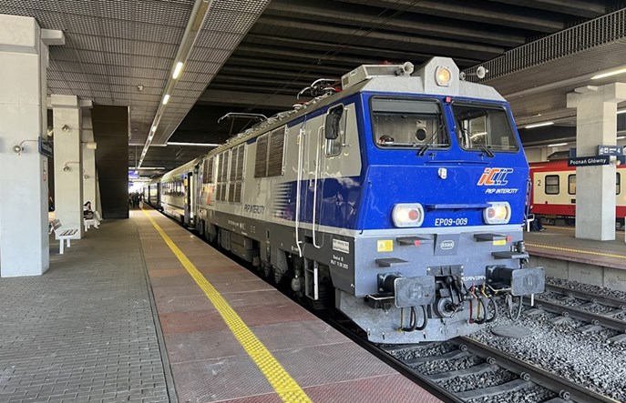 Koziołek PKP Intercity już nie “hasa” Flirtem lecz wagonami z lokomotywą