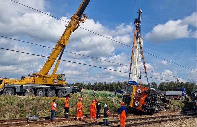 Lokomotywa i część wagonów z Sokolnik Suchych usunięta. Trwa naprawa torowiska i sieci trakcyjnej
