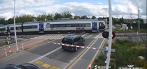 Łomża. Niebezpiecznie na przejeździe kolejowym, kolejne zdarzenie na reaktywowanej trasie [wideo]