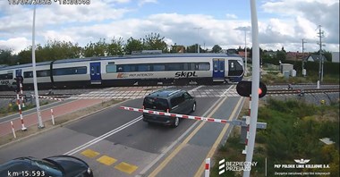 Łomża. Niebezpiecznie na przejeździe kolejowym, kolejne zdarzenie na reaktywowanej trasie [wideo]
