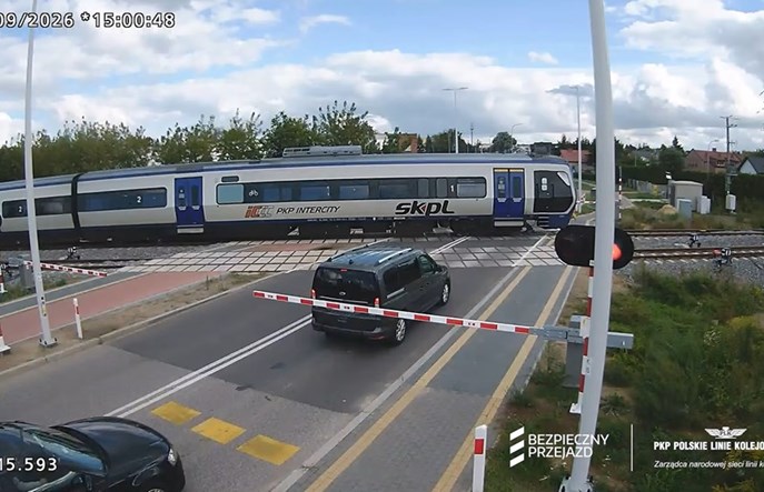 Łomża. Niebezpiecznie na przejeździe kolejowym, kolejne zdarzenie na reaktywowanej trasie [wideo]