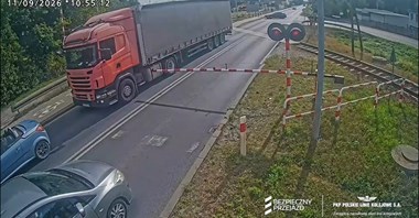 Tuchola. Kierowca TIR-a stanął na przejeździe kolejowym, potem rogatki poszły w dół [WIDEO]
