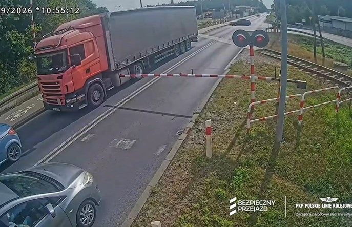 Tuchola. Kierowca TIR-a stanął na przejeździe kolejowym, potem rogatki poszły w dół [WIDEO]