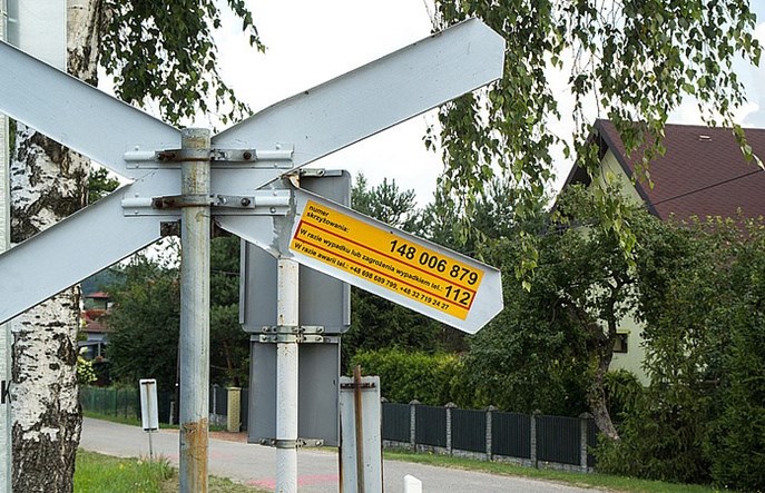 PKP PLK: Żółte naklejki zapobiegły blisko 100 wypadkom