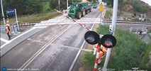 Czarków. Najpierw ciągnik, a potem rowerzysta na przejeździe kolejowym [WIDEO]