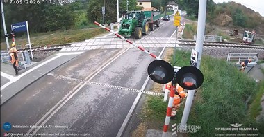 Czarków. Najpierw ciągnik, a potem rowerzysta na przejeździe kolejowym [WIDEO]