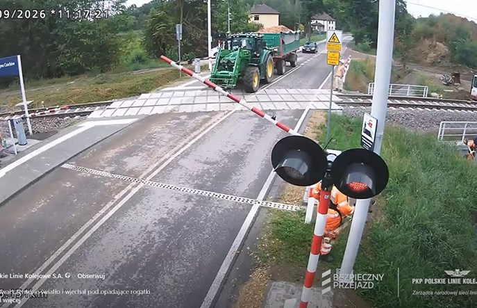 Czarków. Najpierw ciągnik, a potem rowerzysta na przejeździe kolejowym [WIDEO]