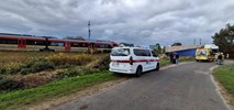Gawrony. Po zderzeniu TIR-a z pociągiem na przejeździe kolejowym, są poszkodowani