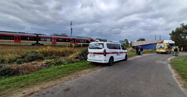 Gawrony. Po zderzeniu TIR-a z pociągiem na przejeździe kolejowym, są poszkodowani