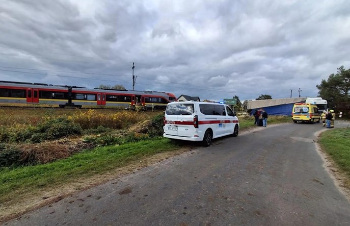 Gawrony. Po zderzeniu TIR-a z pociągiem na przejeździe kolejowym, są poszkodowani