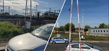 Legnica. Auto zaparkowane pod rogatkami, bo kierująca spieszyła się na... pociąg