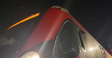 Radomsko. Zderzenie żurawia kolejowego z pociągiem ŁKA, jest jeden poszkodowany 