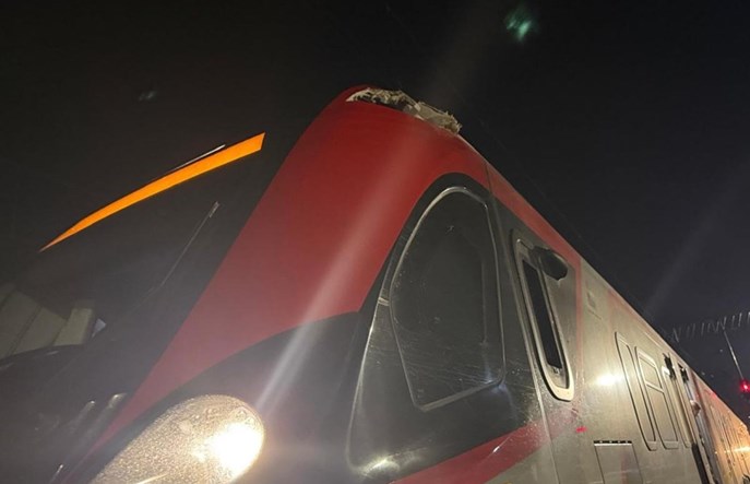 Radomsko. Zderzenie żurawia kolejowego z pociągiem ŁKA, jest jeden poszkodowany 