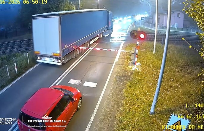 Szymocice. Sąd zajmie się kierowcą TIR-a, który ominął rogatki na przejeździe kolejowym [wideo]