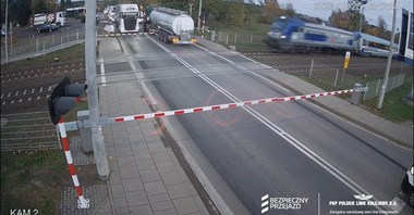 Poznań. Cysterna utknęła na przejeździe kolejowym, sekundy dzieliły od katastrofy [wideo]