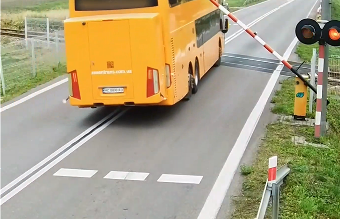 Lubaczów:  Kierowca autobusu naraził życie swoich pasażerów i podróżnych pociągów
