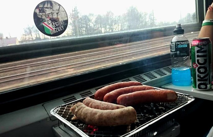 Grill i piwko w pociągu. Tak jeżdżą kibice