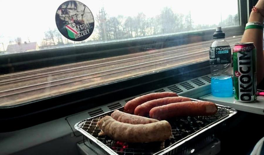 Grill i piwko w pociągu. Tak jeżdżą kibice Grill i piwko w pociągu. Tak jeżdżą kibice