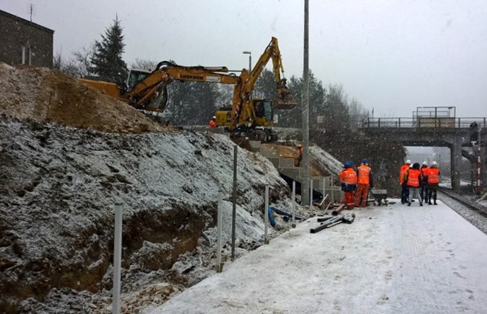 Prace na linii do Radomia z trzymiesięcznym wyprzedzeniem