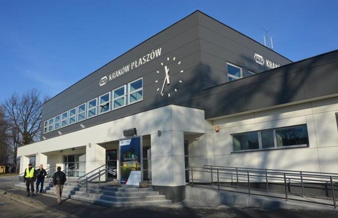 Sprzeczne komunikaty stacyjne, pociąg pojechał bez pasażerów