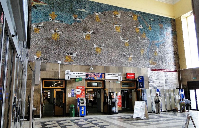 Modernizowany Szczecin Główny: Mozaiki częściowo zasłonięte płytami