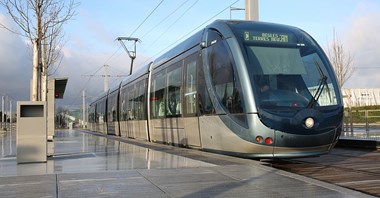 Ani katedra, ani buda – jaki ma być przystanek tramwajowy?