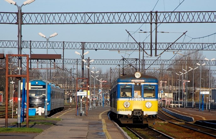Pomorskie rozpisuje przetarg na przewozy i w trybie pilnym tnie połączenia